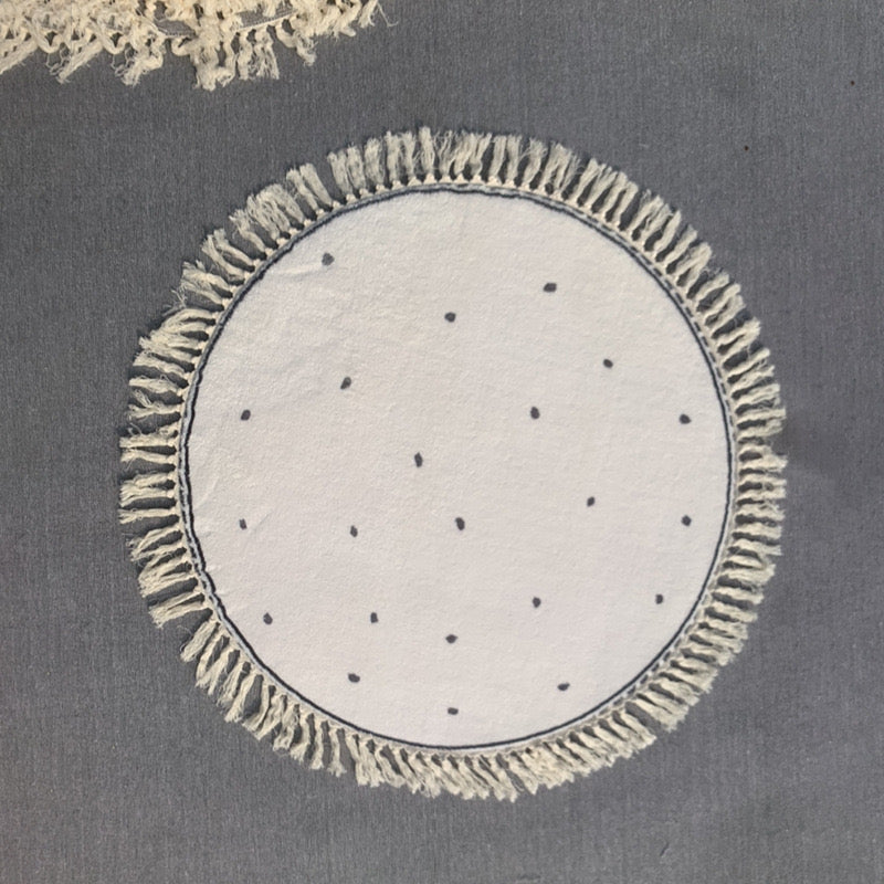 Tapete infantil circular Kids Dreams com estampa de lunares, confortável e decorativo para quartos de crianças.