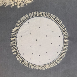 Tapete infantil circular Kids Dreams com estampa de lunares, confortável e decorativo para quartos de crianças.