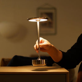 Lâmpada Midnight da Minimalist House Shop com luz ajustável e design moderno para iluminação de ambientes internos.