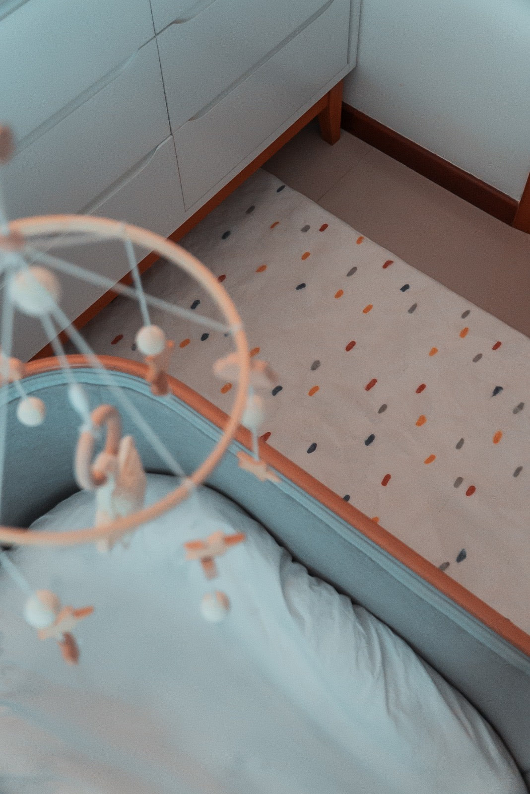 Alfombra infantil da coleção Homebaby da Minimalist House Shop com estampa divertida e cores suaves, ideal para quarto de criança.