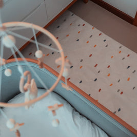 Alfombra infantil da coleção Homebaby da Minimalist House Shop com estampa divertida e cores suaves, ideal para quarto de criança.