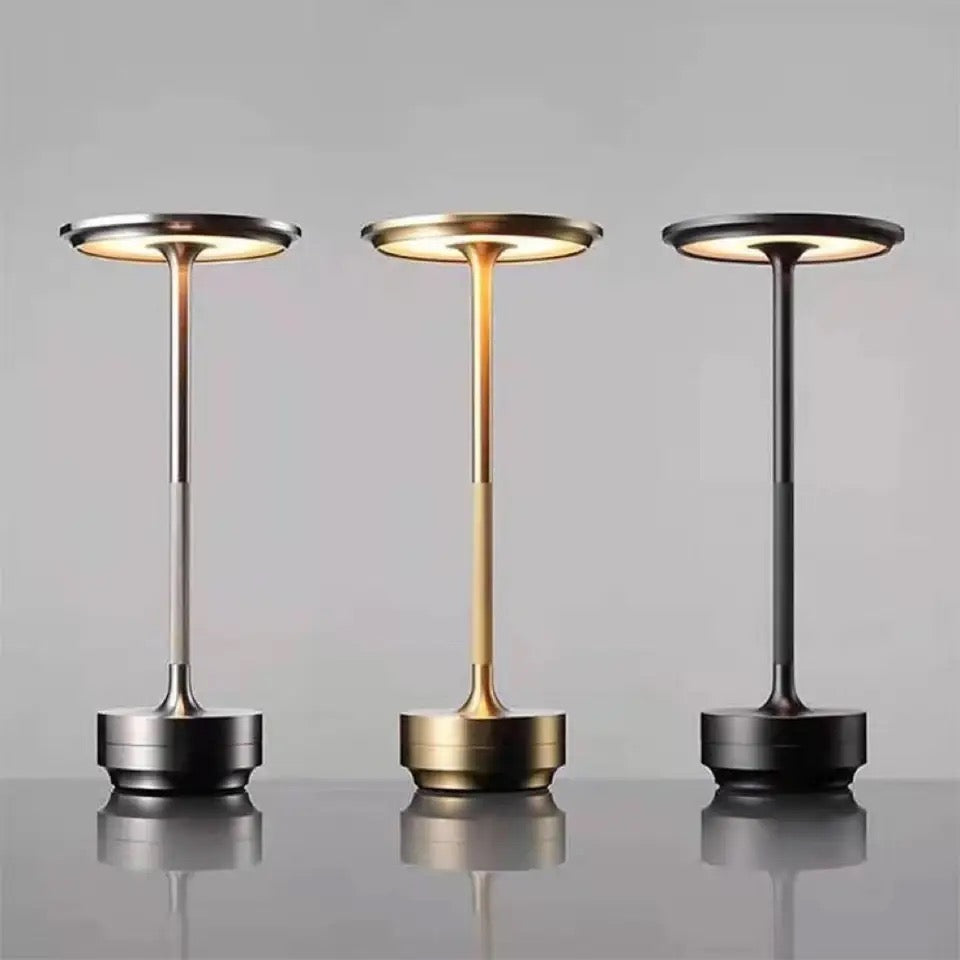 Lâmpada Midnight da Minimalist House Shop com luz ajustável e design moderno, iluminando um ambiente elegante.