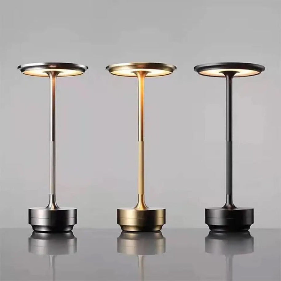 Lâmpada Midnight da Minimalist House Shop com luz ajustável e design moderno, iluminando um ambiente elegante.