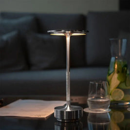 Lâmpada Midnight da Minimalist House Shop com luz ajustável, luminária moderna de design minimalista, iluminando ambiente interno.
