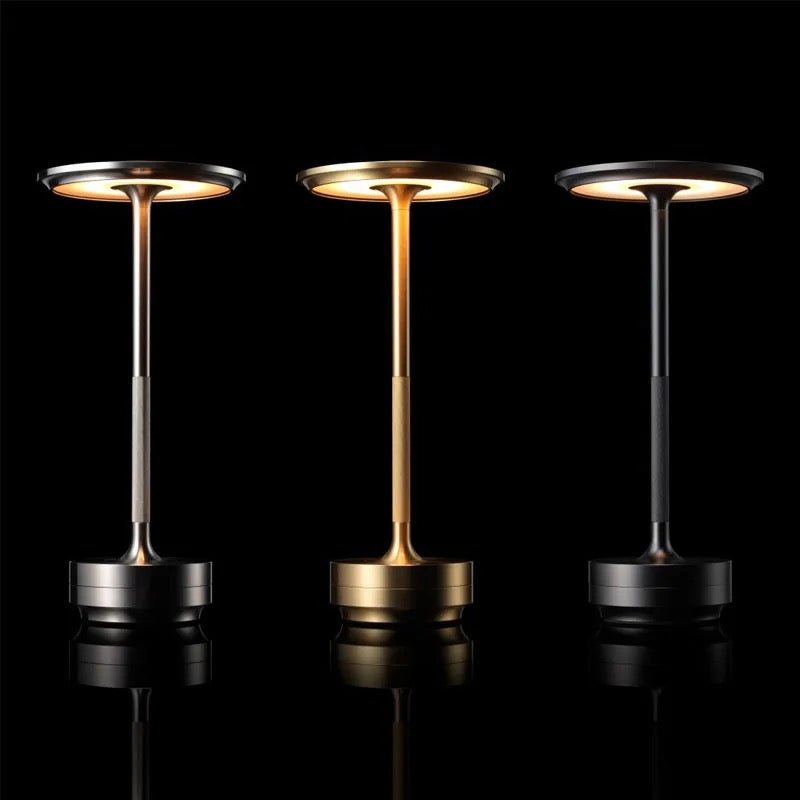Lâmpada Midnight da Minimalist House Shop com luz ajustável, design moderno e luz suave visível na imagem.