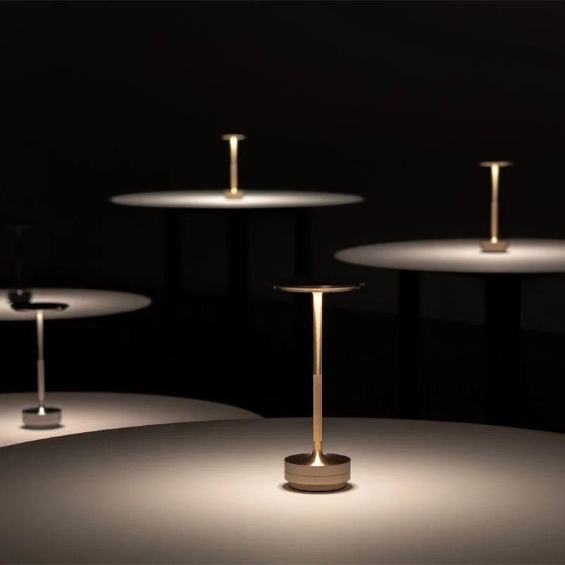 Lâmpada Midnight da Minimalist House Shop com luz ajustável, design moderno e iluminação suave visível na imagem.