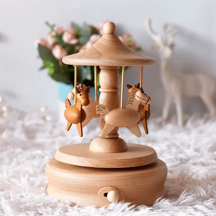 Caixa de música vintage de madeira em forma de carrusel, decorativa e artesanal, da marca Minimalist House Shop.