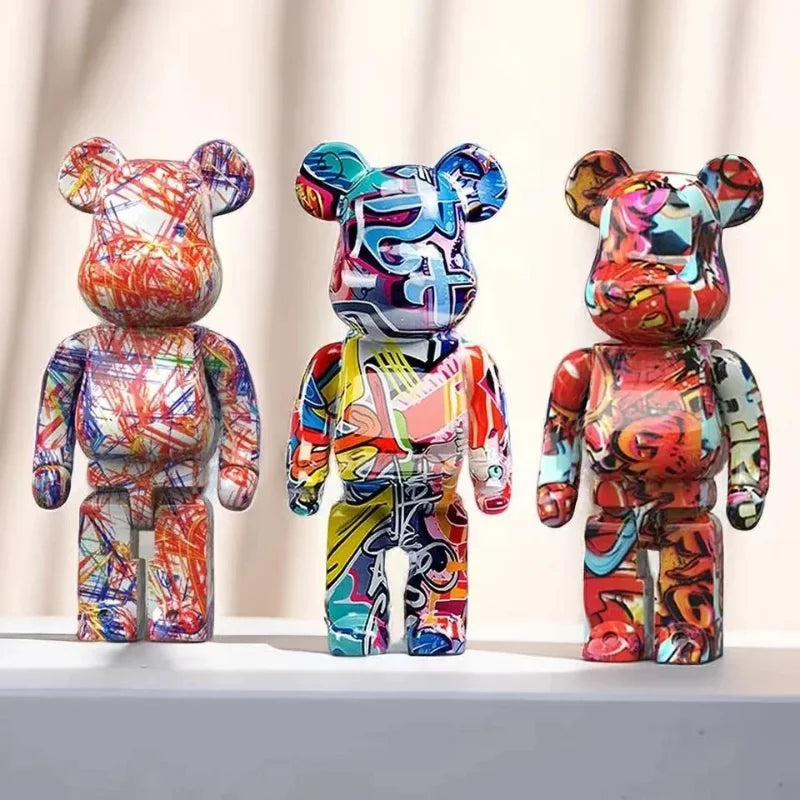 Estatueta de urso com grafite, decorativa, estilo minimalista, feita pela Minimalist House Shop, para decoração moderna.