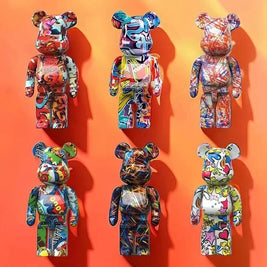 Estatueta Graffiti BearBri da Minimalist House Shop, escultura de urso com design urbano e detalhes coloridos.