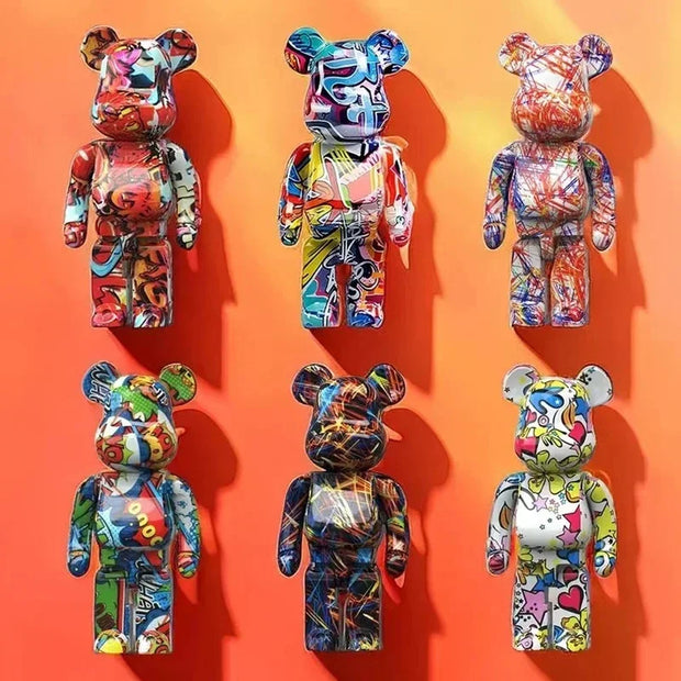 Estatueta Graffiti BearBri da Minimalist House Shop, escultura de urso com design urbano e detalhes coloridos.