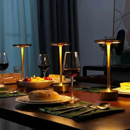 Lâmpada Midnight da Minimalist House Shop com luz ajustável, design moderno e base de metal, iluminando espaço com estilo elegante.