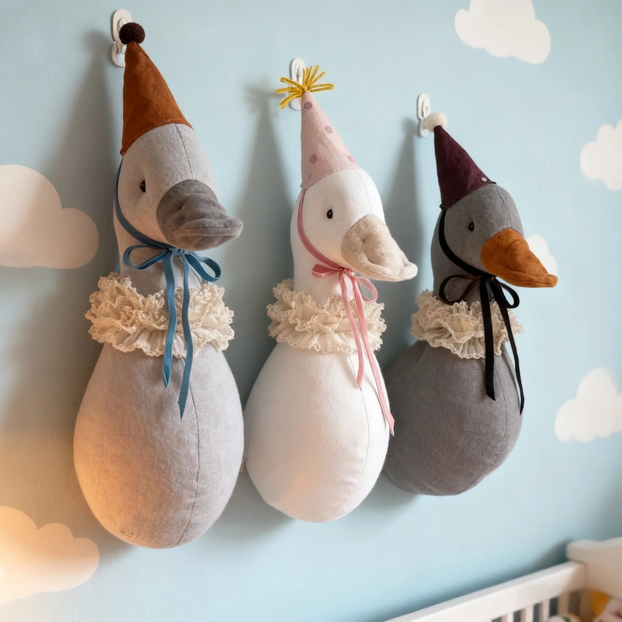 Decoração infantil de parede com pato em estilo minimalista, ideal para quartos de crianças, da marca Minimalist House Shop.