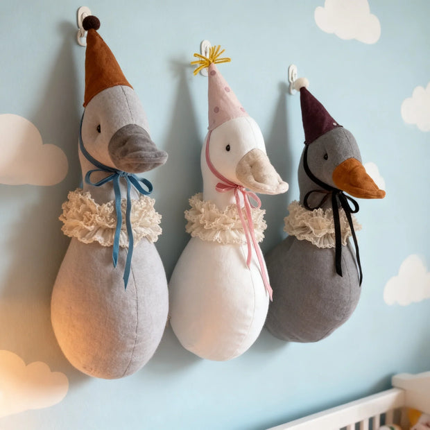 Decoração infantil de parede com pato em estilo minimalista, ideal para quartos de crianças, da marca Minimalist House Shop.