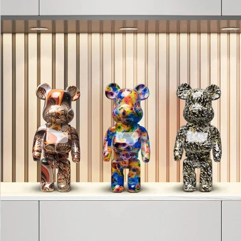 Estatueta Graffiti BearBri da Minimalist House Shop, escultura de urso com arte de graffiti em detalhes modernos.
