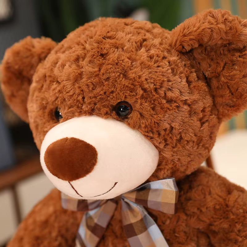 Urso de pelúcia BARN da Minimalist House Shop, macio e fofo, com pelúcia cinza claro e detalhes delicados em tecido.