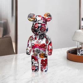 Estatueta Graffiti BearBri da Minimalist House Shop, escultura moderna de urso com arte de graffiti, em acabamento detalhado.