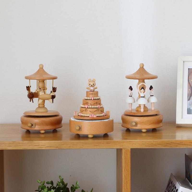 Caixa de música vintage de madeira em estilo carrusel, da Minimalist House Shop, com design clássico e detalhes artesanais
