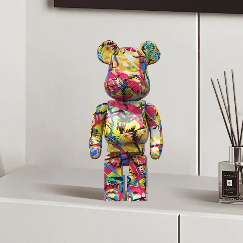 Estatueta Graffiti BearBri da Minimalist House Shop, escultura de urso com arte de graffiti, em material resistente e moderno.