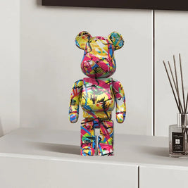 Estatueta Graffiti BearBri da Minimalist House Shop, escultura de urso com arte de graffiti, em material resistente e moderno.