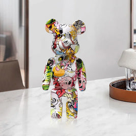 Estatueta Graffiti BearBri da Minimalist House Shop, escultura de ursinho com design de grafite, em detalhes coloridos e modernos