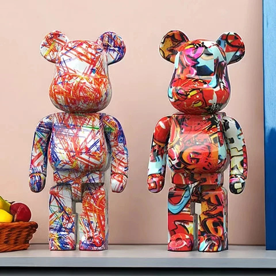 Estatueta Graffiti BearBri da Minimalist House Shop, escultura decorativa com design de urso com grafite em relevo.