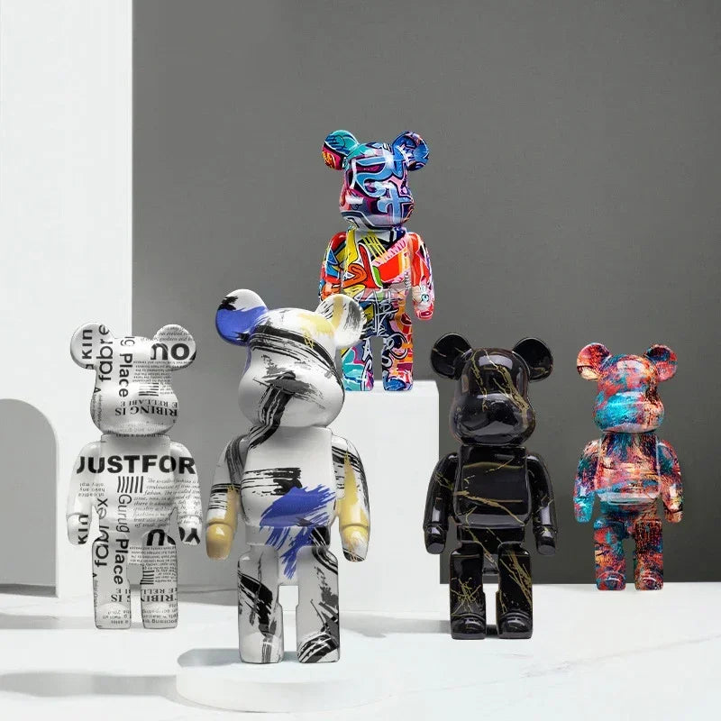 Estatueta Graffiti BearBri da Minimalist House Shop, escultura de ursinho com arte de graffiti, em material resistente e detalhes coloridos