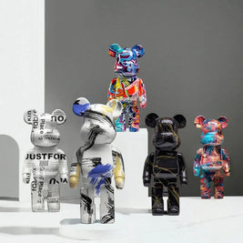 Estatueta Graffiti BearBri da Minimalist House Shop, escultura de ursinho com arte de graffiti, em material resistente e detalhes coloridos