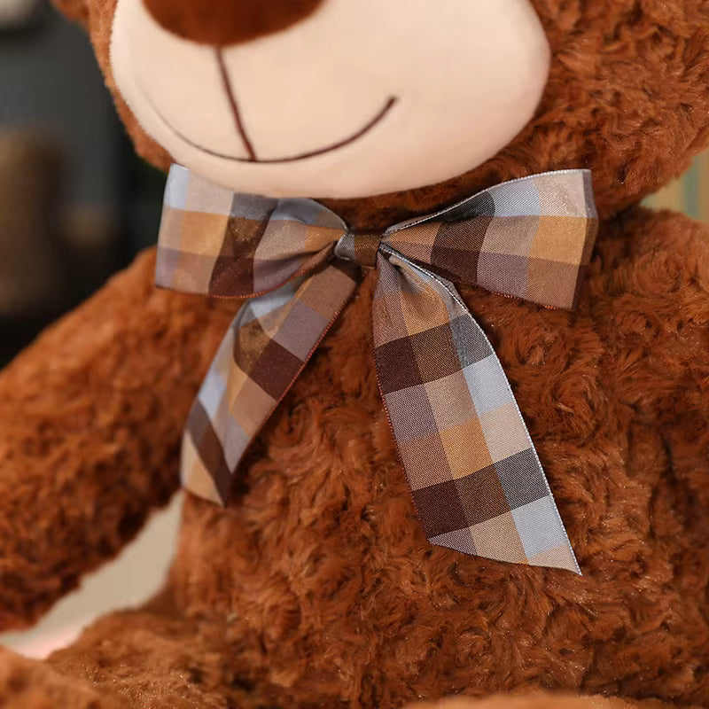 Osito de peluche bege da marca Minimalist House Shop, macio e fofo, ideal para decoração ou presentear.