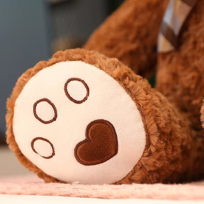 Urso de pelúcia BARN da Minimalist House Shop, fofo e macio, com pelúcia cinza e detalhes em branco, ideal para decoração e conforto.