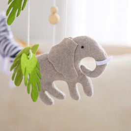 Móvel Safari da Minimalist House Shop, estante de madeira com design de animais selvagens, ideal para decoração infantil.