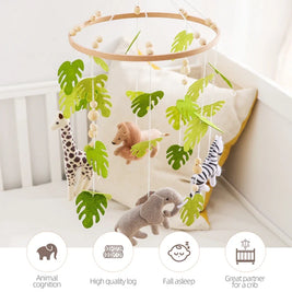 Móvel Safari da Minimalist House Shop com design de animais selvagens em cores neutras para decoração de ambiente infantil.
