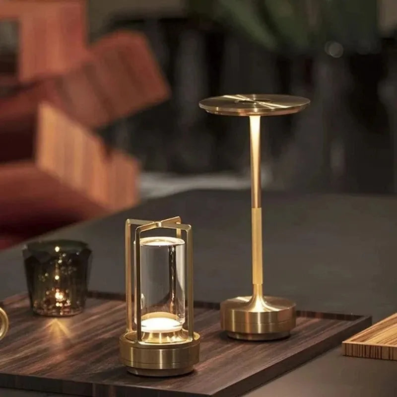 Lâmpada Midnight ajustável da Minimalist House Shop com luz suave e design moderno para ambientes elegantes.