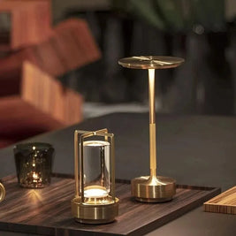 Lâmpada Midnight ajustável da Minimalist House Shop com luz suave e design moderno para ambientes elegantes.