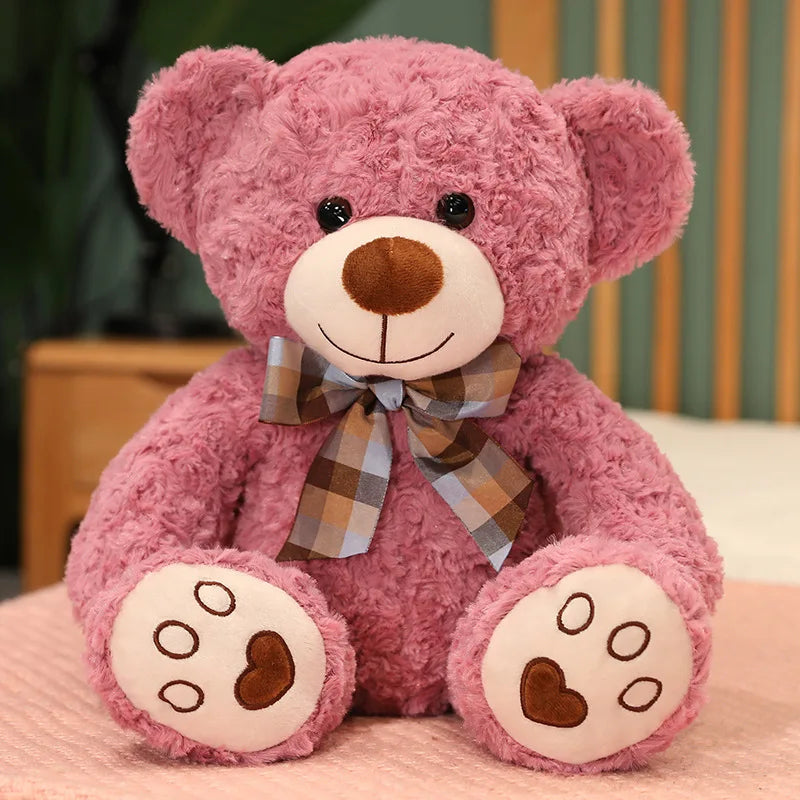 Urso de pelúcia minimalista da marca Minimalist House Shop, com pelúcia macia e detalhes suaves, ideal para decoração infantil.