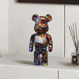Estatueta Graffiti BearBri da Minimalist House Shop, escultura de urso com estilo de grafite, em material resistente e decorativo.