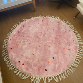 Tapete infantil circular Kids Dreams com estampa de lunares, produzido pela Minimalist House Shop, ideal para quartos de criança.