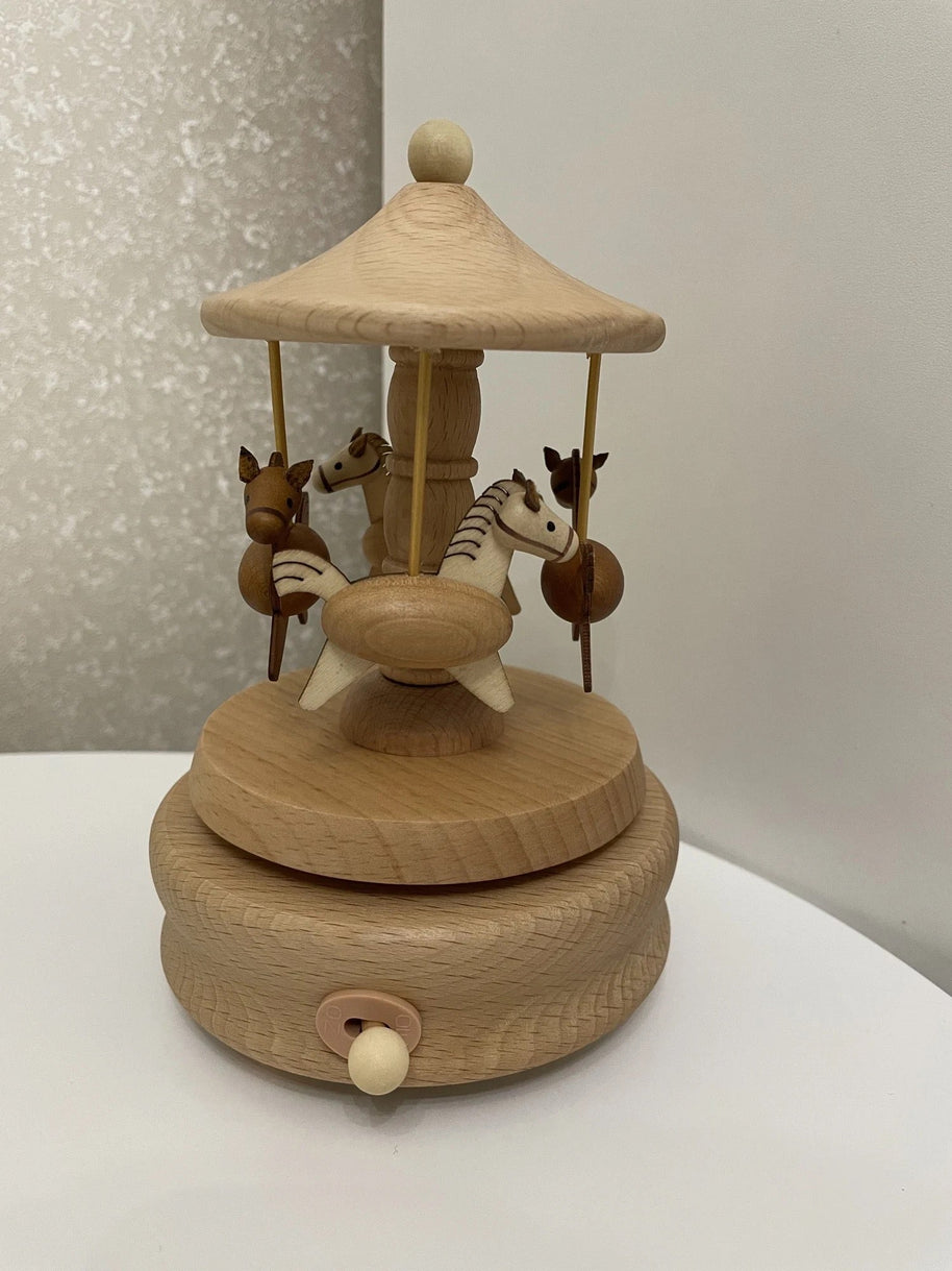 Caixa de música vintage de madeira com carrusel, peça decorativa clássica da Minimalist House Shop.