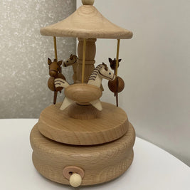 Caixa de música vintage de madeira com carrusel, peça decorativa clássica da Minimalist House Shop.