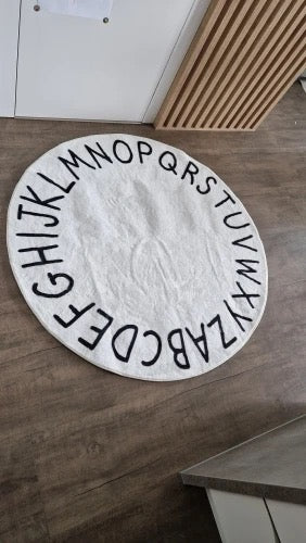 Tapete infantil Alfabeto da HOMEBABY, com cores vibrantes e letras do alfabeto, ideal para quartos de crianças.