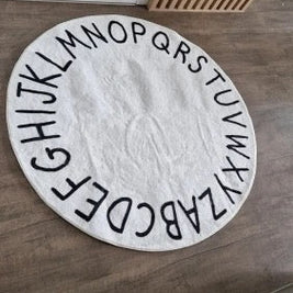 Tapete infantil Alfabeto da HOMEBABY, com cores vibrantes e letras do alfabeto, ideal para quartos de crianças.