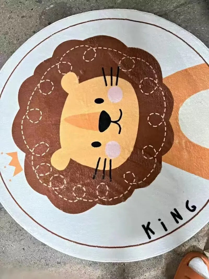 Alfombra redonda para quarto infantil com desenhos de animais, da marca Minimalist House Shop, em cores suaves e divertidas.