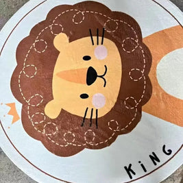 Alfombra redonda para quarto infantil com desenhos de animais, da marca Minimalist House Shop, em cores suaves e divertidas.
