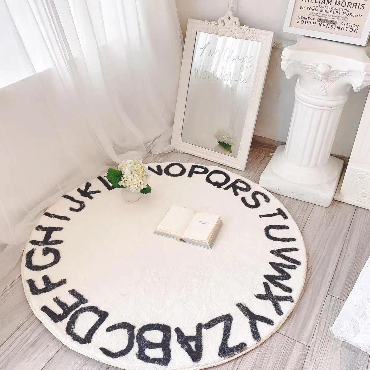 Tapete infantil Alfabeto da Minimalist House Shop com letras coloridas e design macio para quartos de crianças.