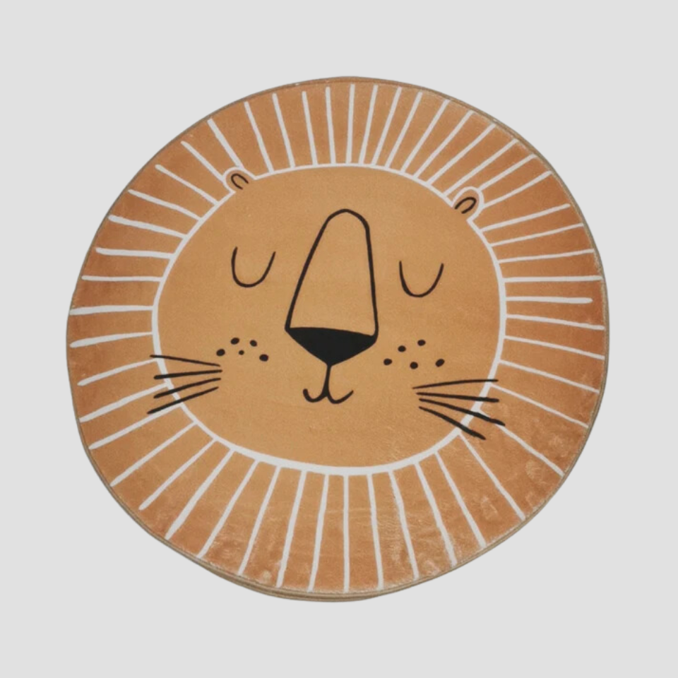 Tapete infantil com desenho de leão da Minimalist House Shop, revestido em tecido macio e colorido para quartos de crianças.