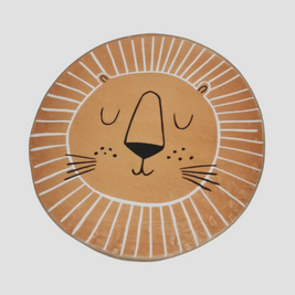 Tapete infantil com desenho de leão da Minimalist House Shop, revestido em tecido macio e colorido para quartos de crianças.