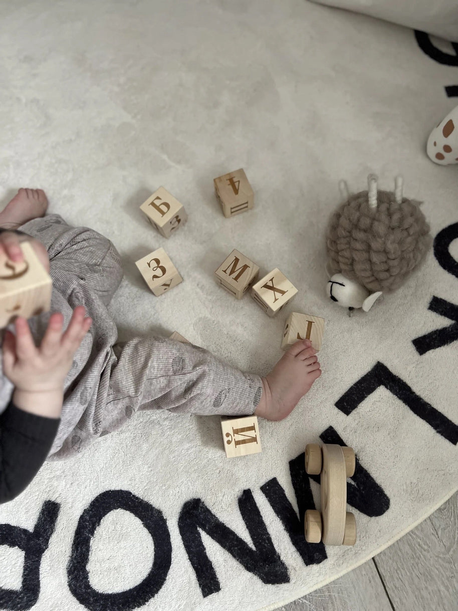 Tapete infantil com alfabeto da Minimalist House Shop, estampa colorida e macia para quartos de crianças.