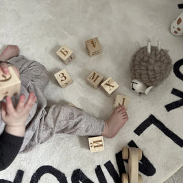 Tapete infantil com alfabeto da Minimalist House Shop, estampa colorida e macia para quartos de crianças.