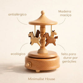 Caixa de música vintage de madeira com design de carrusel, da marca Minimalist House Shop, exibindo detalhes delicados e acabamento artesanal.